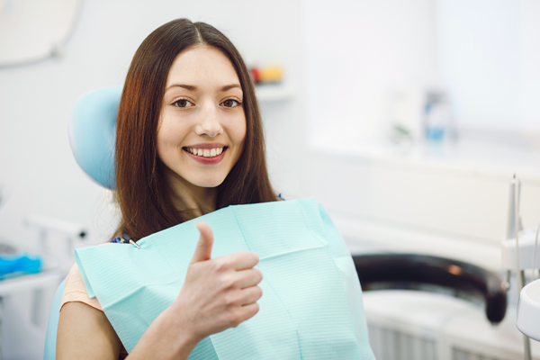 houseoforthodontia-girl-in-dentist-chair-with-thumbs-up-no-braces